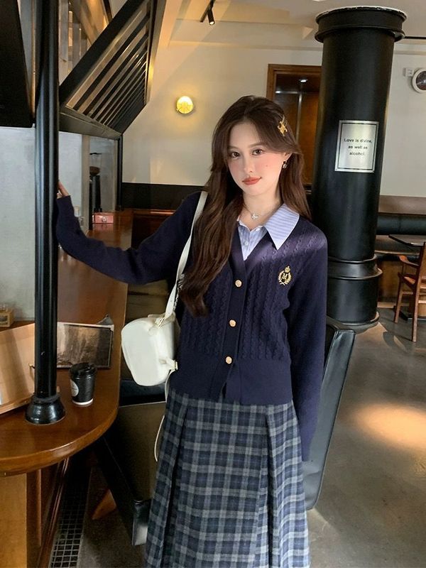少し太ったmmカレッジスタイル偽ツーピースニットトップ女性のための秋と冬の新しいルーズでスリムなデザインのセータージャケット|undefined