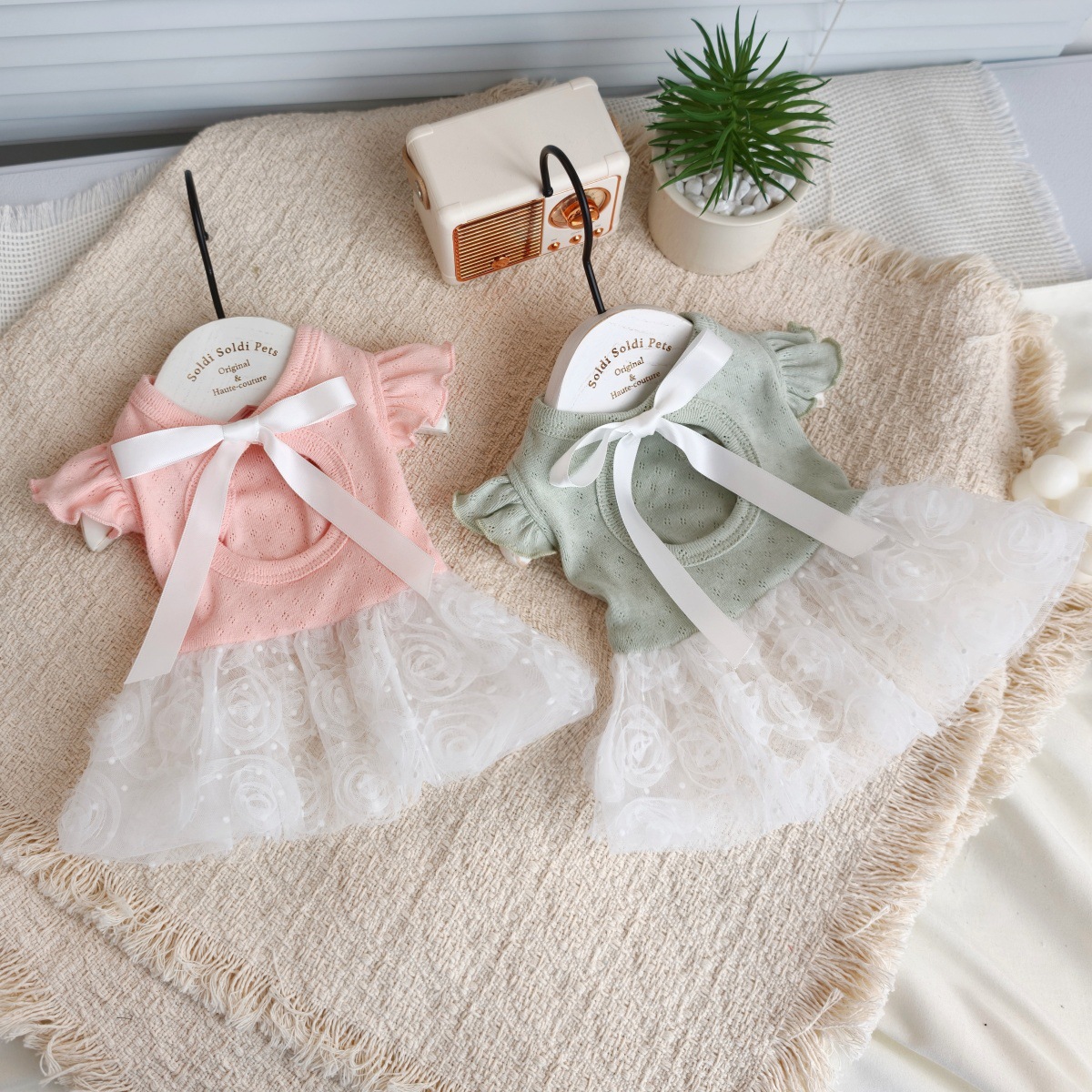 Novos vestidos de verão para cães em estilo coreano, lindo vestido de princesa vazado para Teddy, Bichon Frisé, Shih Tzu e cães de pequeno porte._voghion.com