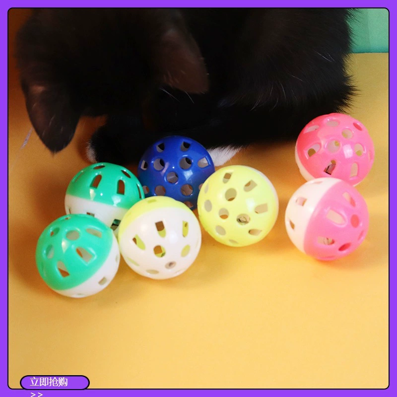 Оптовая продажа от производителя: двухцветный пластиковый мяч-колокольчик для питомцев, чтобы снять скуку и развлечься, игрушка для кошек и котят.