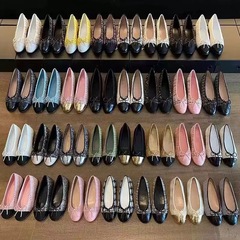 小香風単靴の女性の丸い頭の浅い口の本革の経典は色の蝶結びのバレエの靴の2025新型のフラットシューズをつづり合わせます。