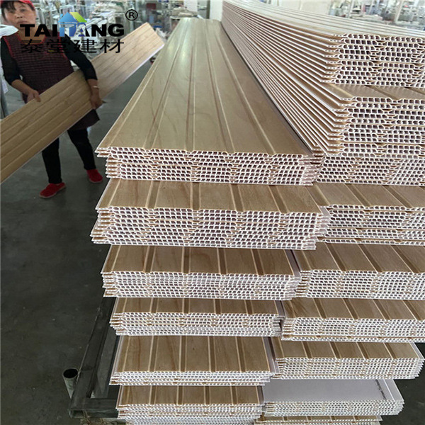 Los fabricantes producen paneles de pared de techo de refuerzo de PVC de colores en África, América del Sur y otros mercados