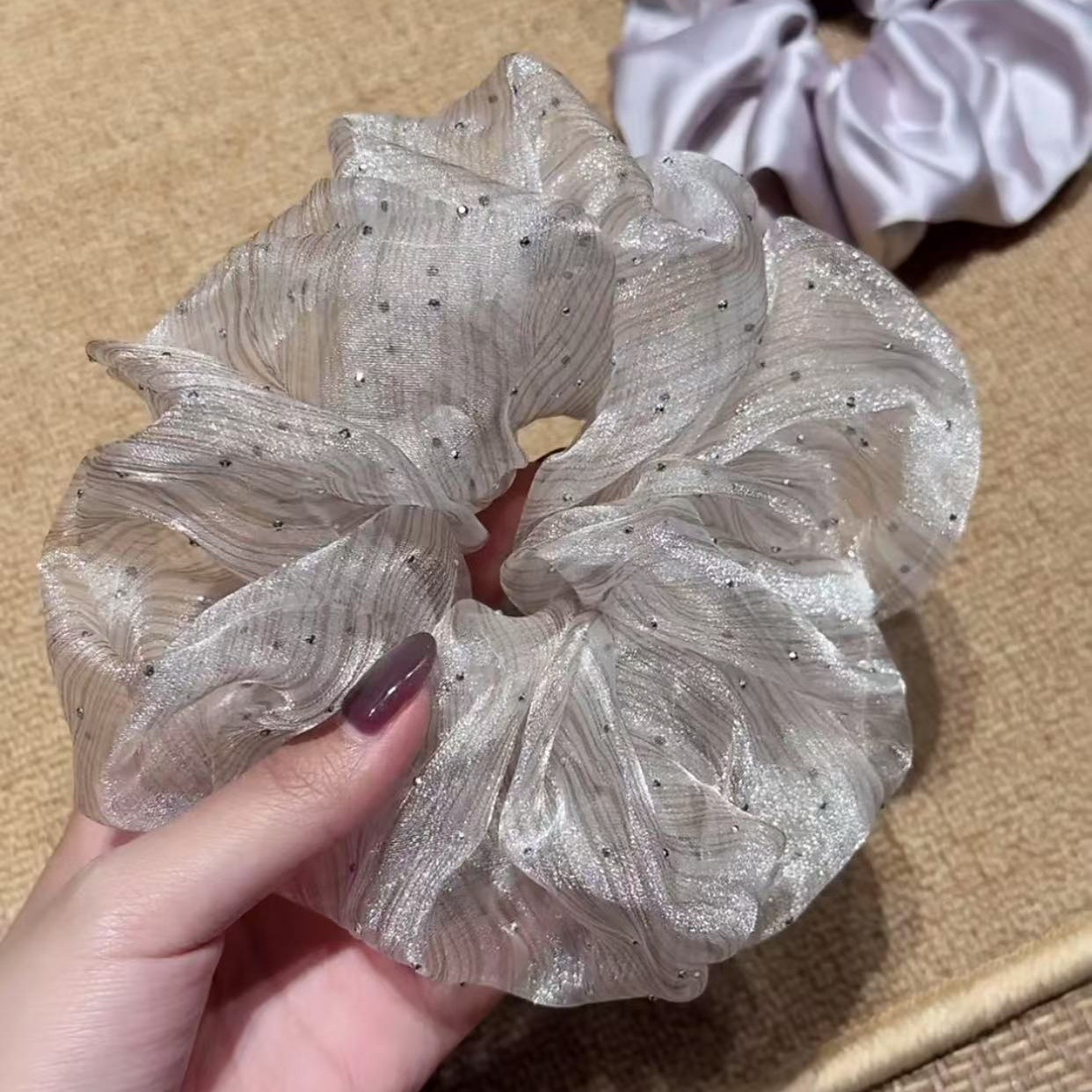 메인사진 - 베이지 튤 핫다이아몬드 대장머리끈