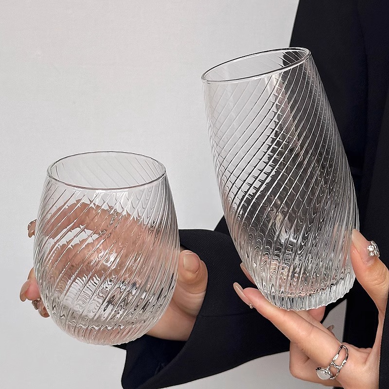 Taza de agua huevo rayado taza de leche nube taza de jugo taza de whisky taza de vino de vino flotante taza de bebida Wayne