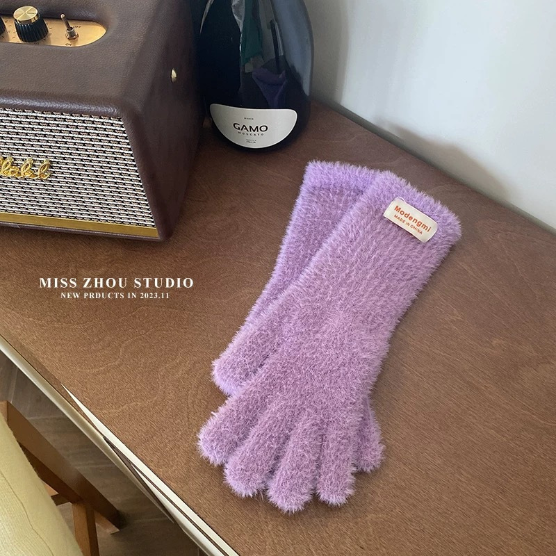 手袋の女性の冬のぬいぐるみの柔らかいモチモチはinsを指します。