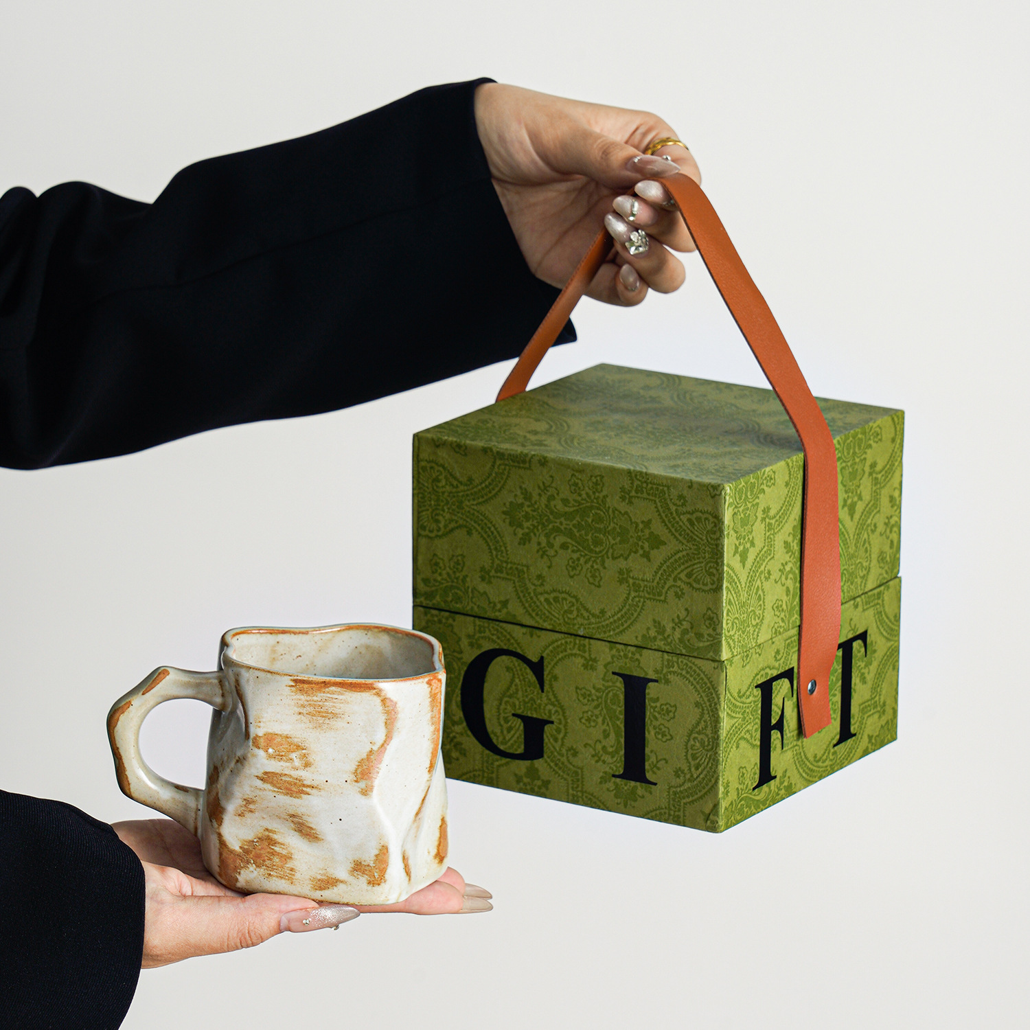 Taza de forma especial de cambio de horno, taza pellizcada a mano, taza de agua de café con leche de alta calidad de cerámica, taza de té de café de oficina, regalo pequeño