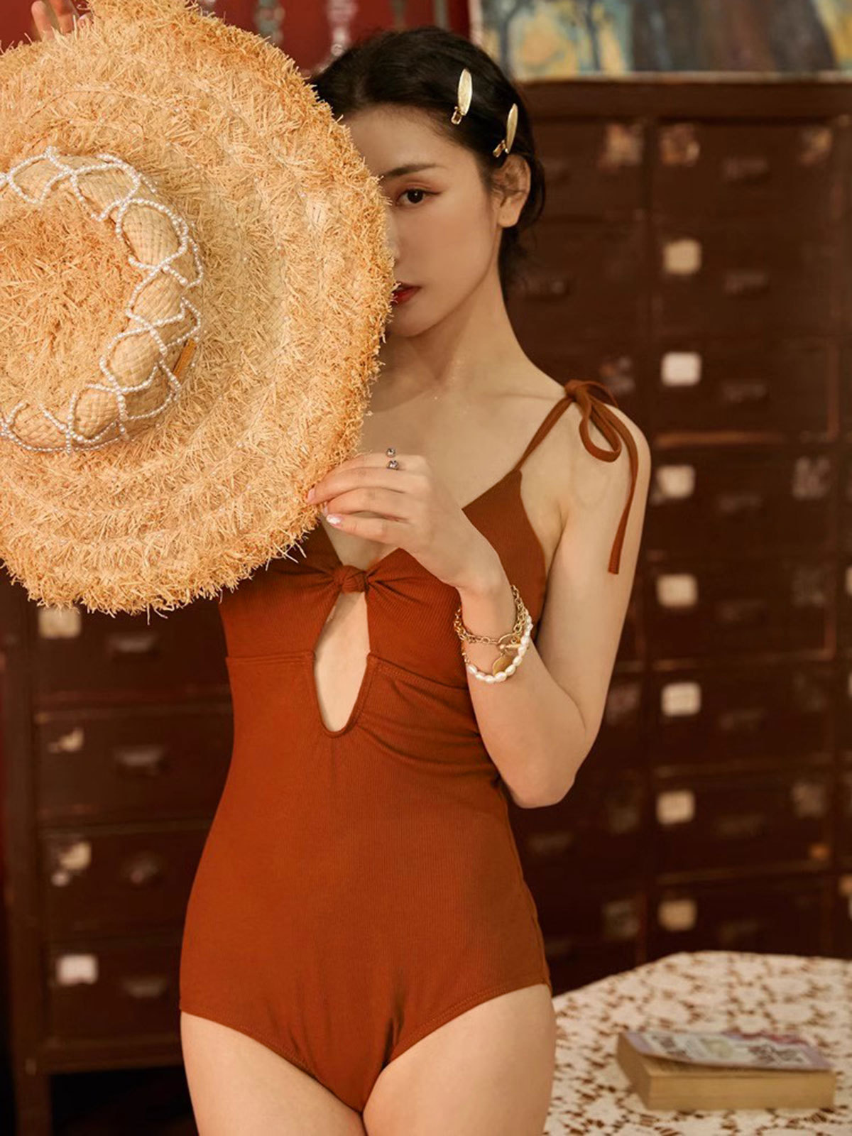 Coreano ins retro color curry sexy oscuro V-strap niñas unidad hot spring trajes de baño simple color sólido trajes de baño de espalda abierta