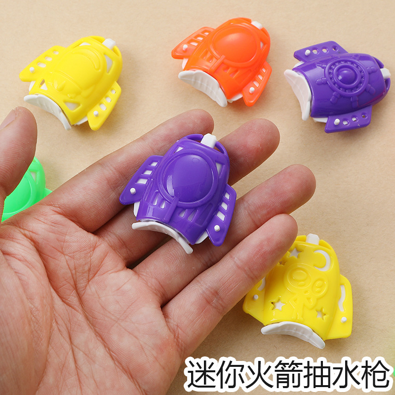 Nueva pistola de agua tradicional mini jeringa pistola de agua para niños juguete al por mayor Mini pistola de agua cohete pequeño juguete