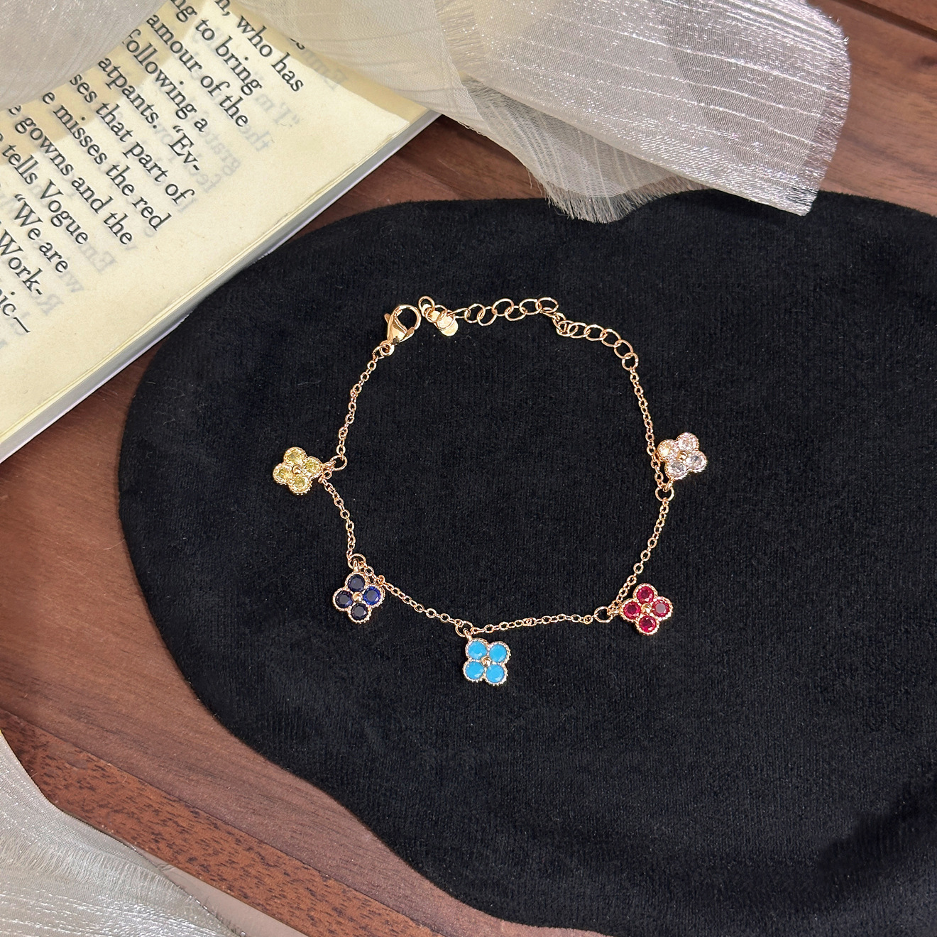 Populair op Xiaohongshu: Armband met dopaminekleurige diamanten en klavertje vier voor dames, lichte luxe, hoogwaardig, elegant._voghion.com
