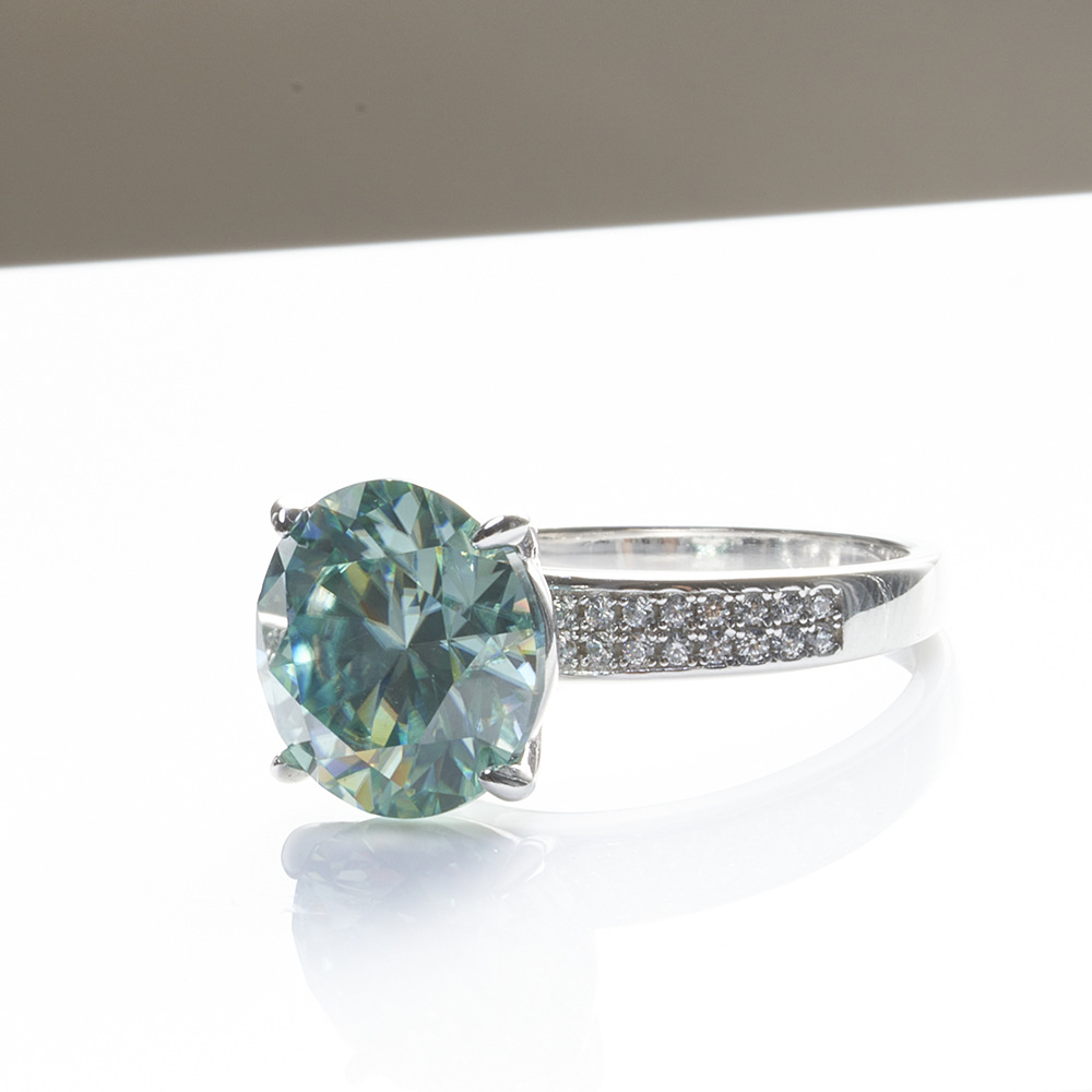 Gran quilate redondo de corte transfronterizo de cinco quilates de color primario anillo de diamante de piedra de moissanita