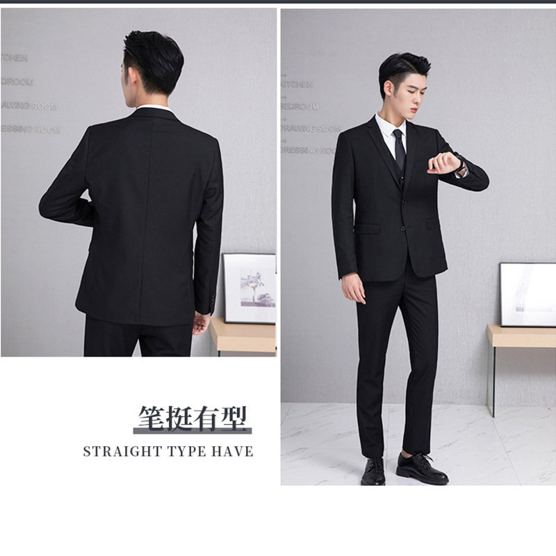 スーツの男性は3つのセットを着ています。