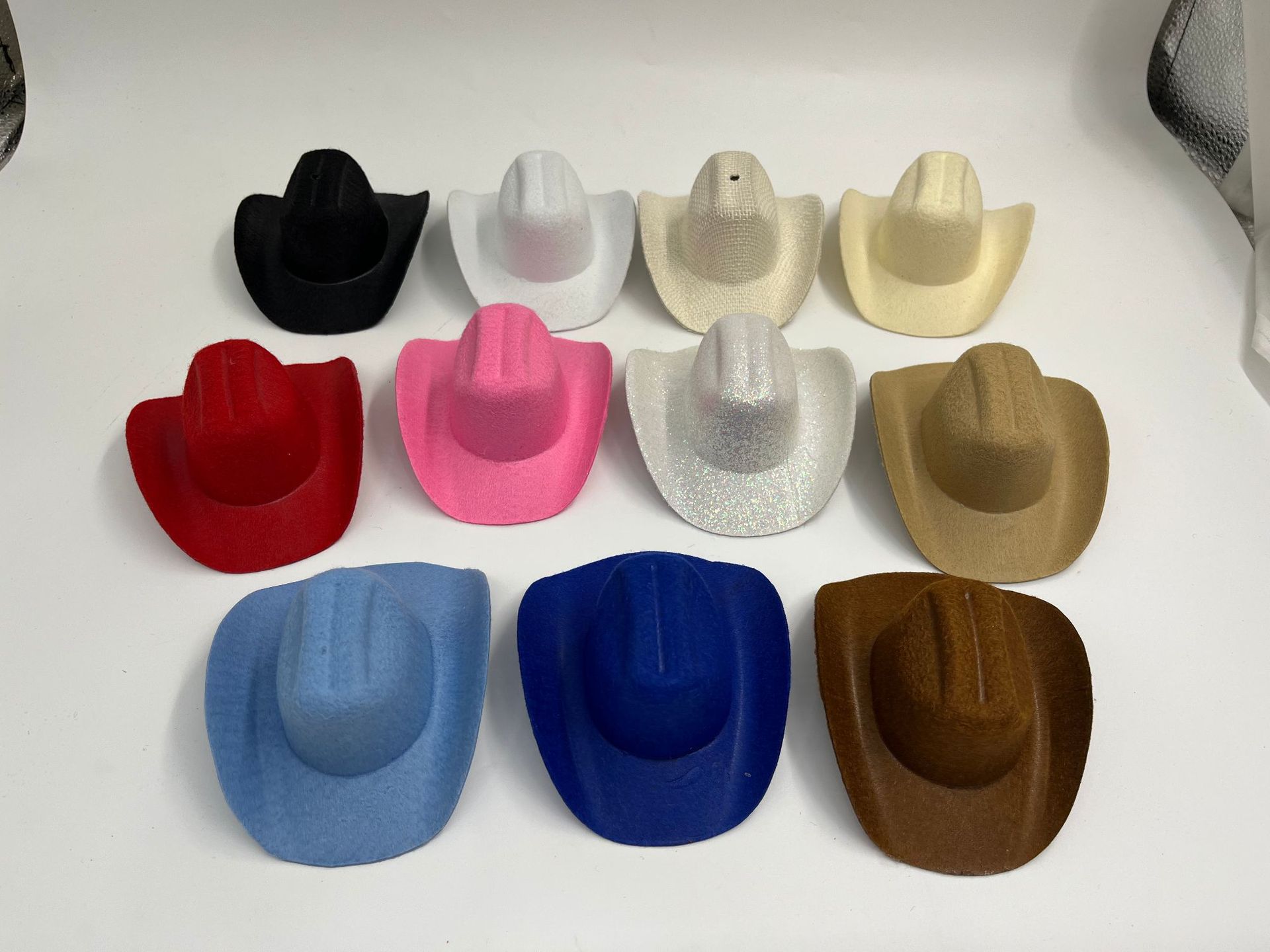 Suministro sombrero de vaquero especial pequeño sombrero juguete pequeño sombrero accesorios para el cabello sombrero Tarjeta de pelo sombrero Mini sombrero
