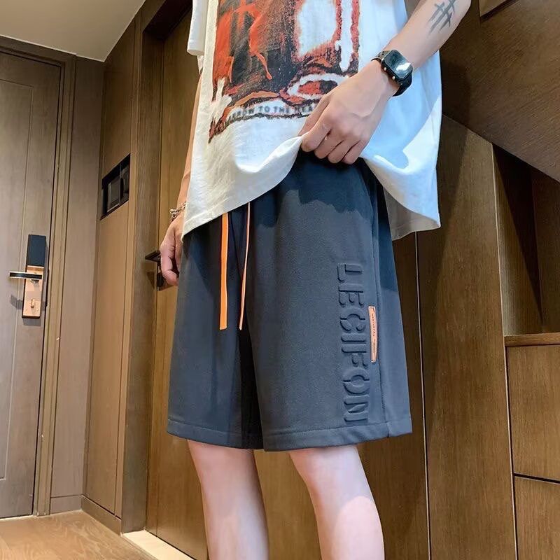 Pantalones cortos de verano transpirables de seda de hielo, pantalones casuales de cinco puntos en relieve con letras de marca de moda para hombres, pantalones deportivos juveniles para hombres