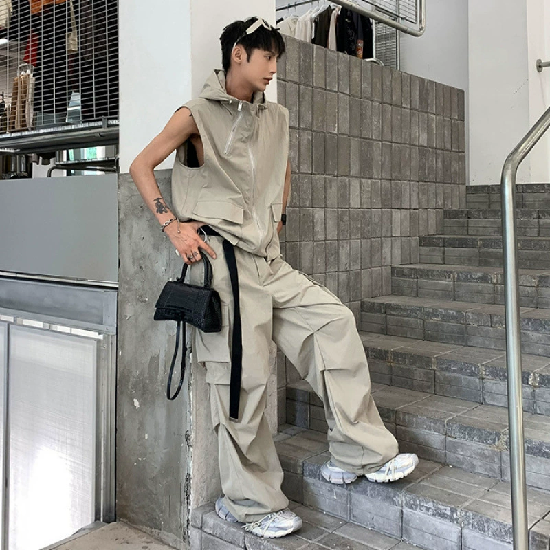 Модный и красивый мужской костюм в стиле ретро в уличном стиле летом, крутой мужской комплект из двух предметов с жилетом на молнии и капюшоном.