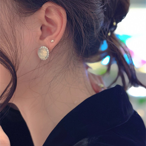 Yingying white moonlight ice transparent white chalcedony round gemstone earrings for women light luxury niche high-end ice transparent lychee earrings