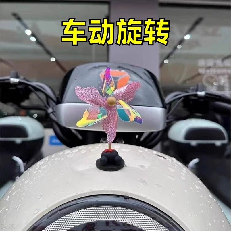 Маленькая ветряная мельница украшает теленка № 9 электромобиля