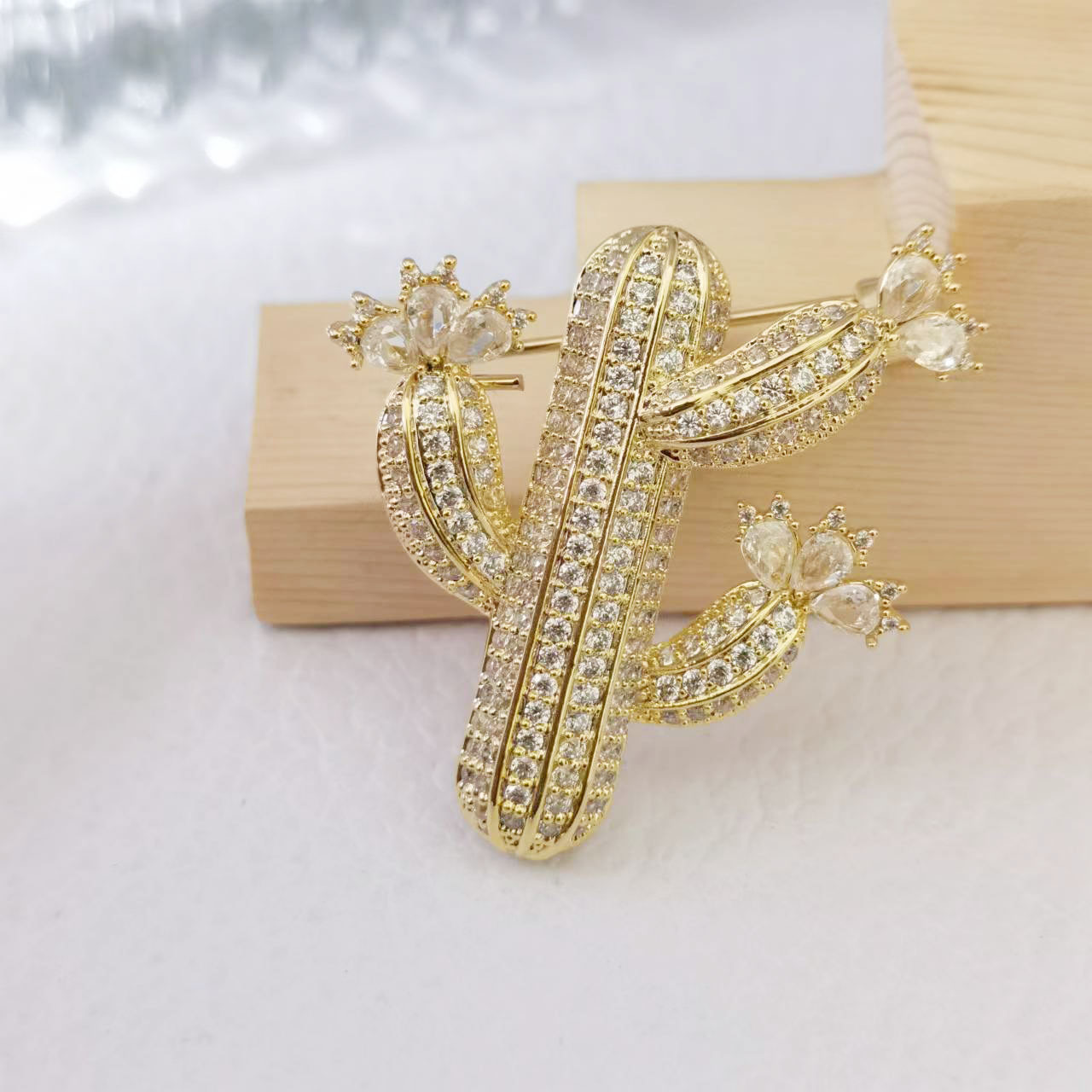 Seiko trendy micro inlaid zircon plant cactus brooch matching shirt coat pin anti-exposure fixed buckle accessories