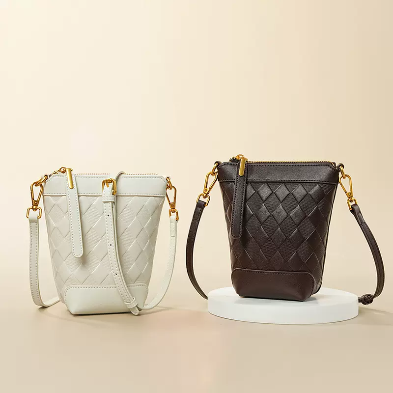 百搭夏季真皮设计感小众斜挎包牛皮竖款迷你小包女高级感手机包