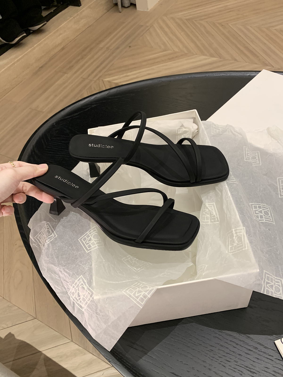 Versión de piel de oveja ~ Grape Madre con el estilo francés delgado cinturón de hadas cabeza cuadrada delgada zapatillas de tacón alto zapatillas de verano para mujeres