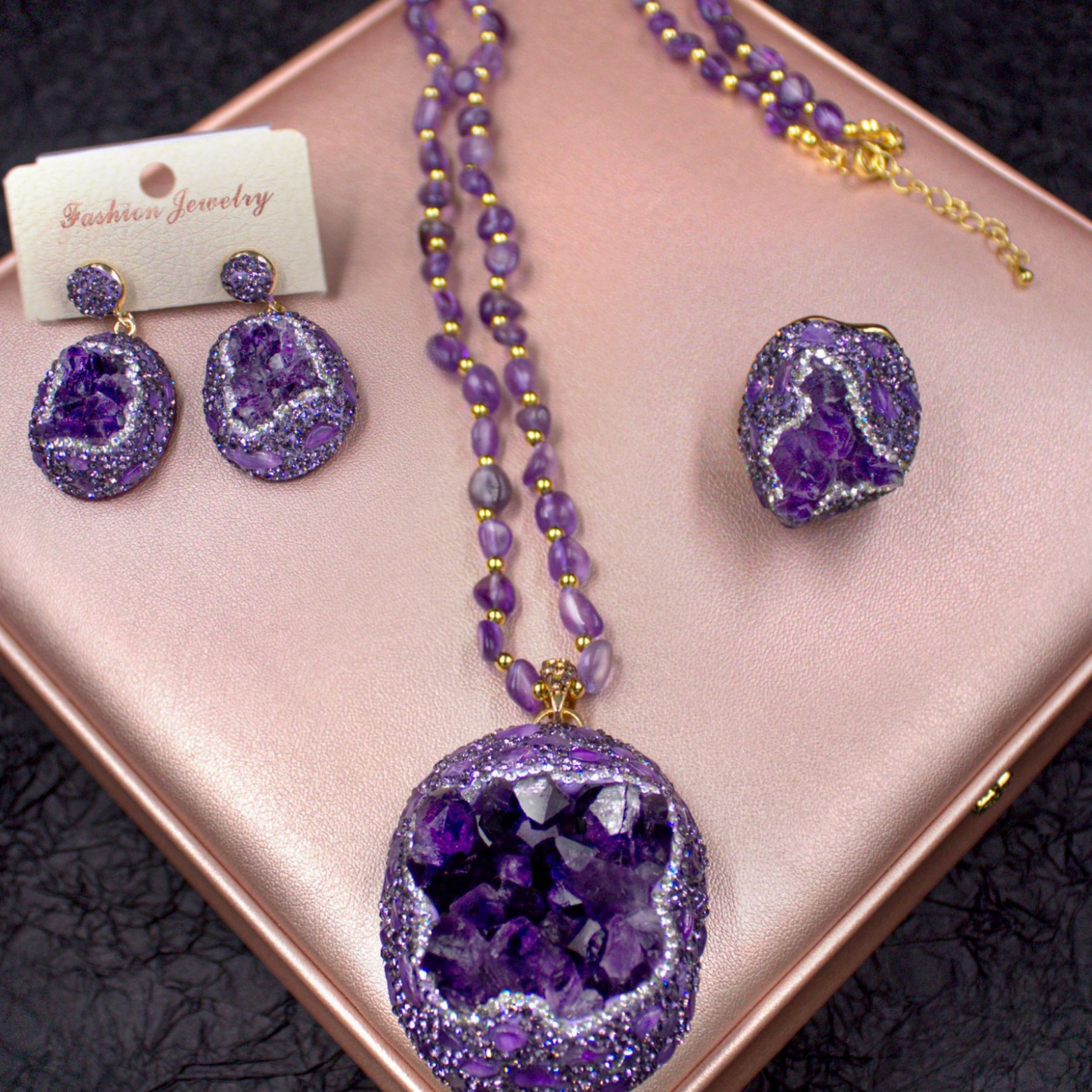 Organic natural ore with amethyst