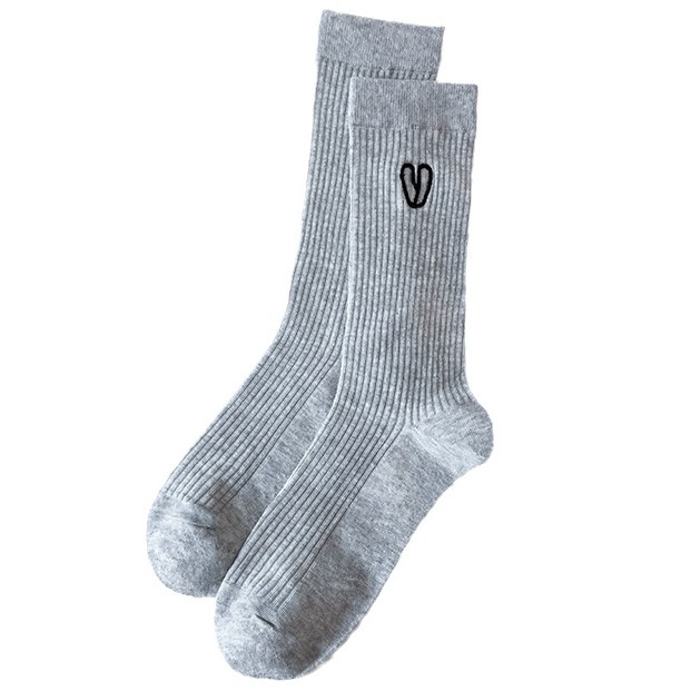 Calcetines grises mujeres bordadas amor simple coreano primavera y verano delgada calcetines de algodón al por mayor