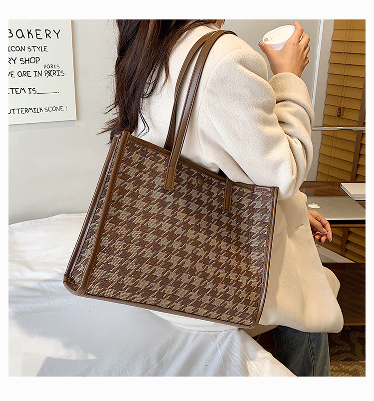 Popular Casual Bag Large Capacity Texture Simple Messenger Single Shoulder Tote Bag display picture 4