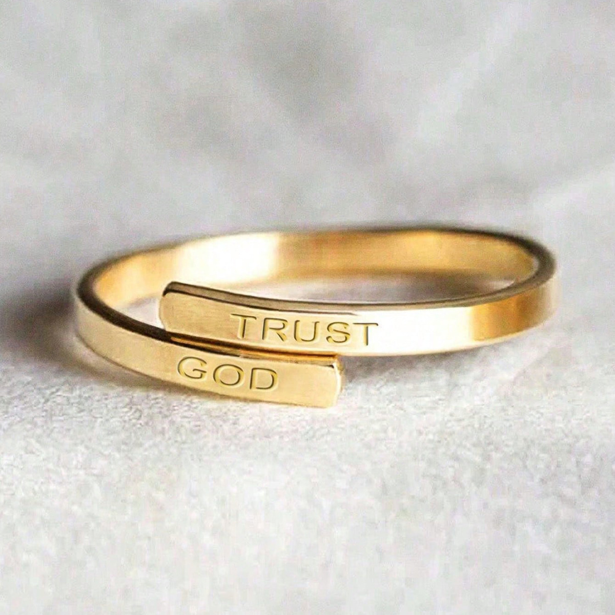 Glittrande designerring för damer, elegant och bekväm_voghion.com