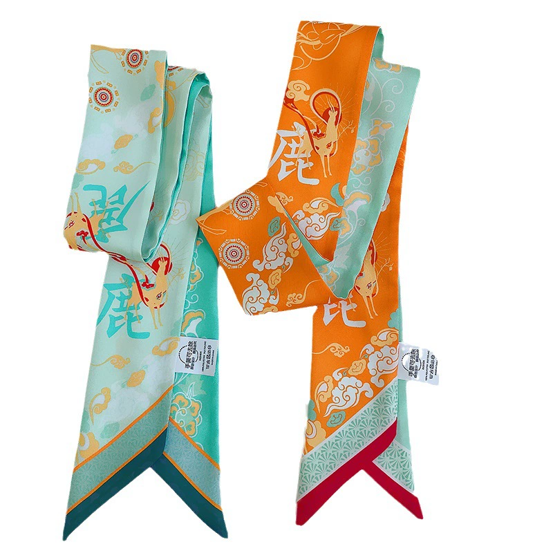 В серии Guofeng Dunhuang Yilu есть длинный узкий шелковый шарф Hanfu cultural and creative, который сочетается с небольшим шарфом на поясе.