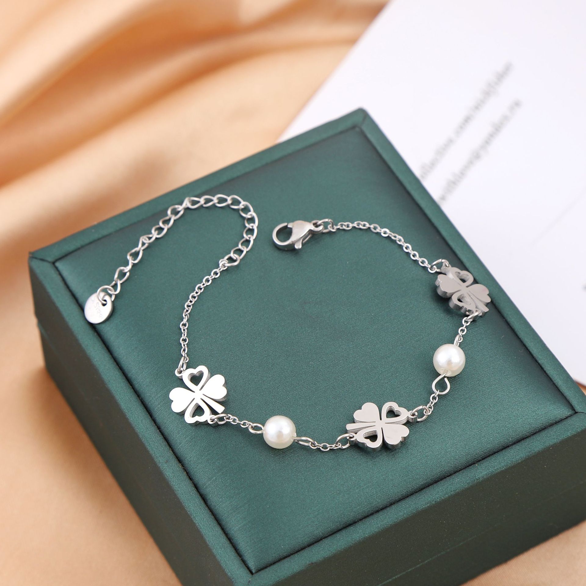 Ventas transfronterizas calientes nuevas pulseras de acero de titanio personalidad femenina de alto nivel diseño ligero de lujo moda temperamento versátil joyería de acero de titanio image 44