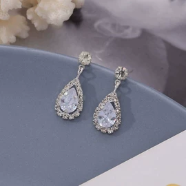 项链;耳钉;手链