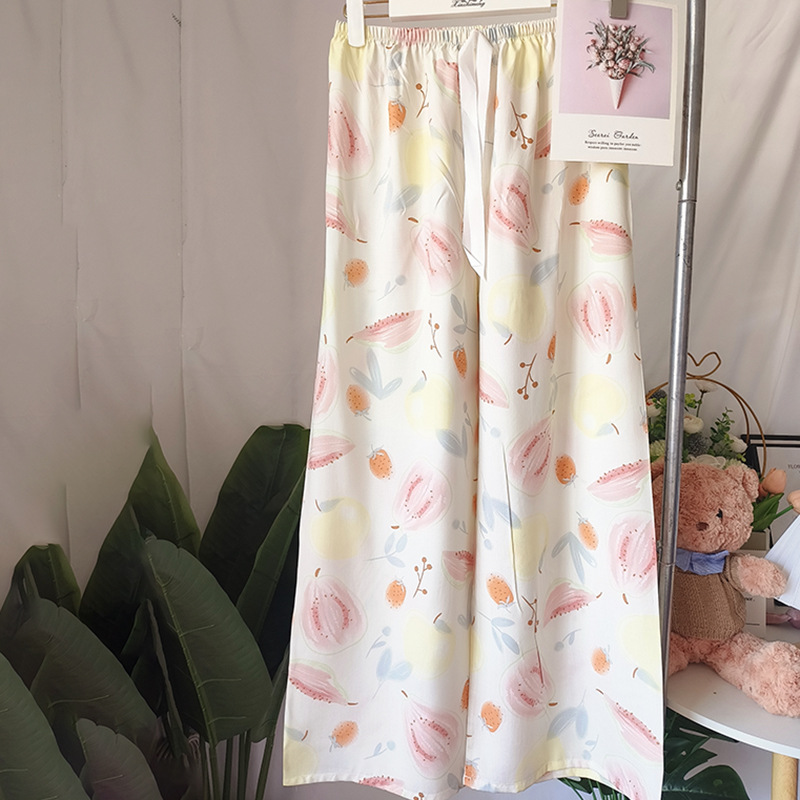 흰색 바탕에 과일