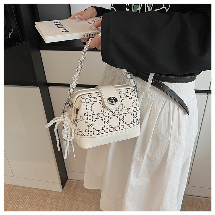Summer bag: Women's hot diamond lock chain hand-held bucket bag 2025 New style denim blue single-shoulder fashionable crossbody bag undefined
