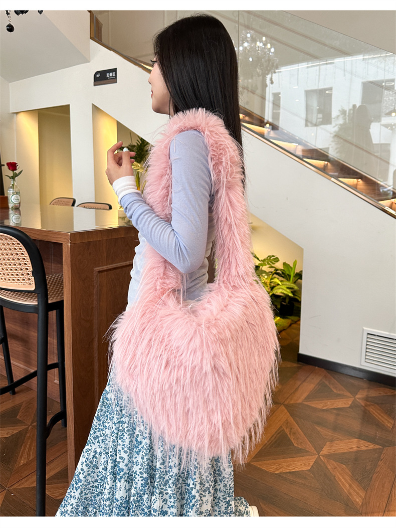 Women's 2024 autumn/winter new tassel heart-shaped fur plush spicy punk style large capacity shoulder bag_voghion.com