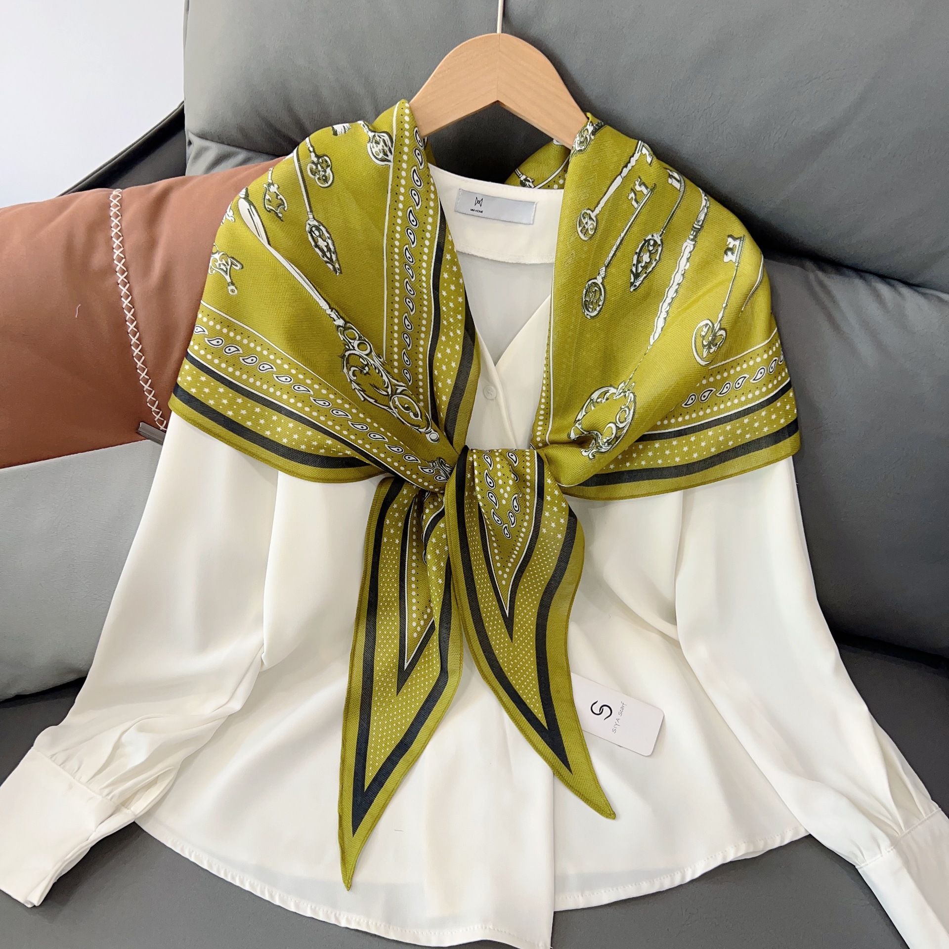 Estilo coreano elegante diamante bufanda anacardo verde triángulo bufanda verano nueva camisa a juego chal decorativo pequeña bufanda para las mujeres