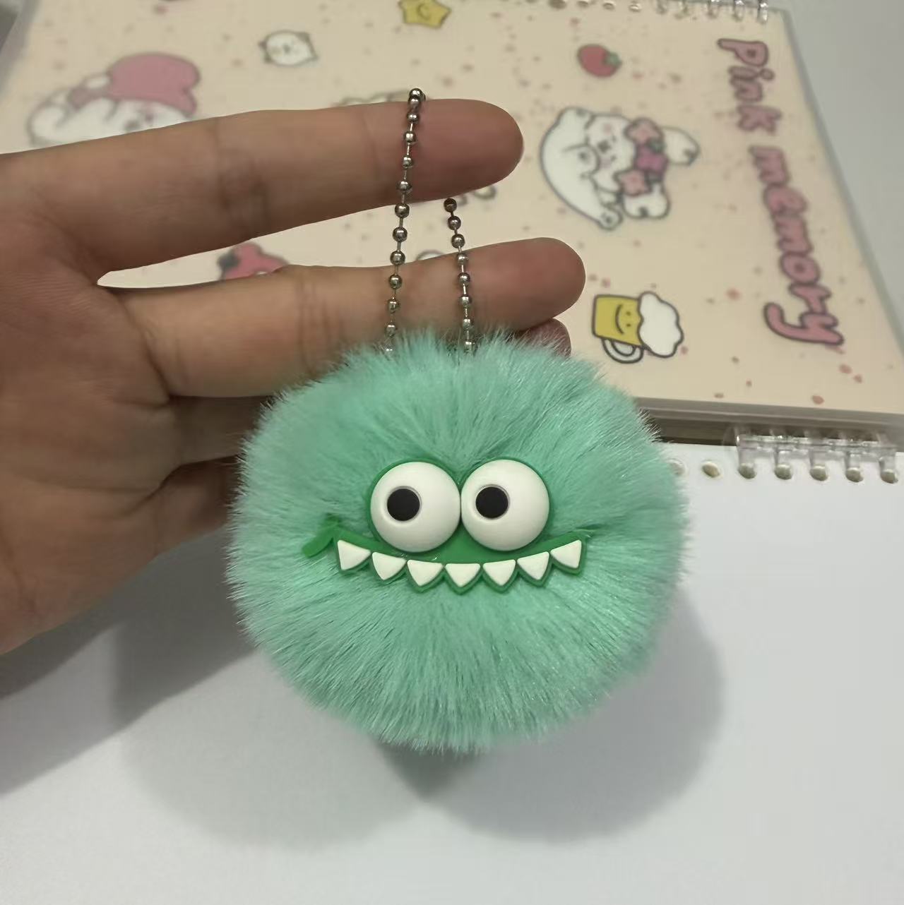 Cute pequeño Du dinosaurio peluche coche llavero colgante de pelo de dibujos animados bola de pelo monstruo muñeca bolsa colgante al por mayor image 11