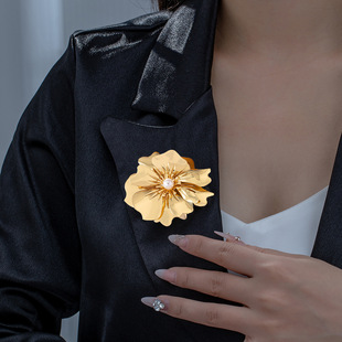European and American Popular Exaggerated Big Flower Pearl Chest Personality Elegant Fashion Party Commuter Matching Jewelry