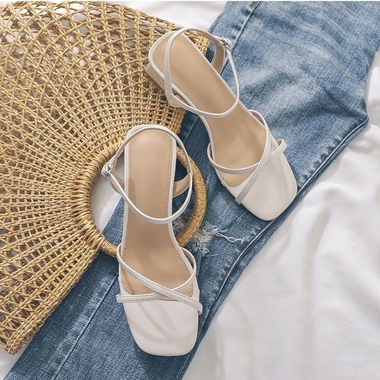 Una palabra con sandalias para mujeres 2026 nuevo tacones gruesos de verano de color sólido no se cansará de los pies de los zapatos de tacones altos franceses