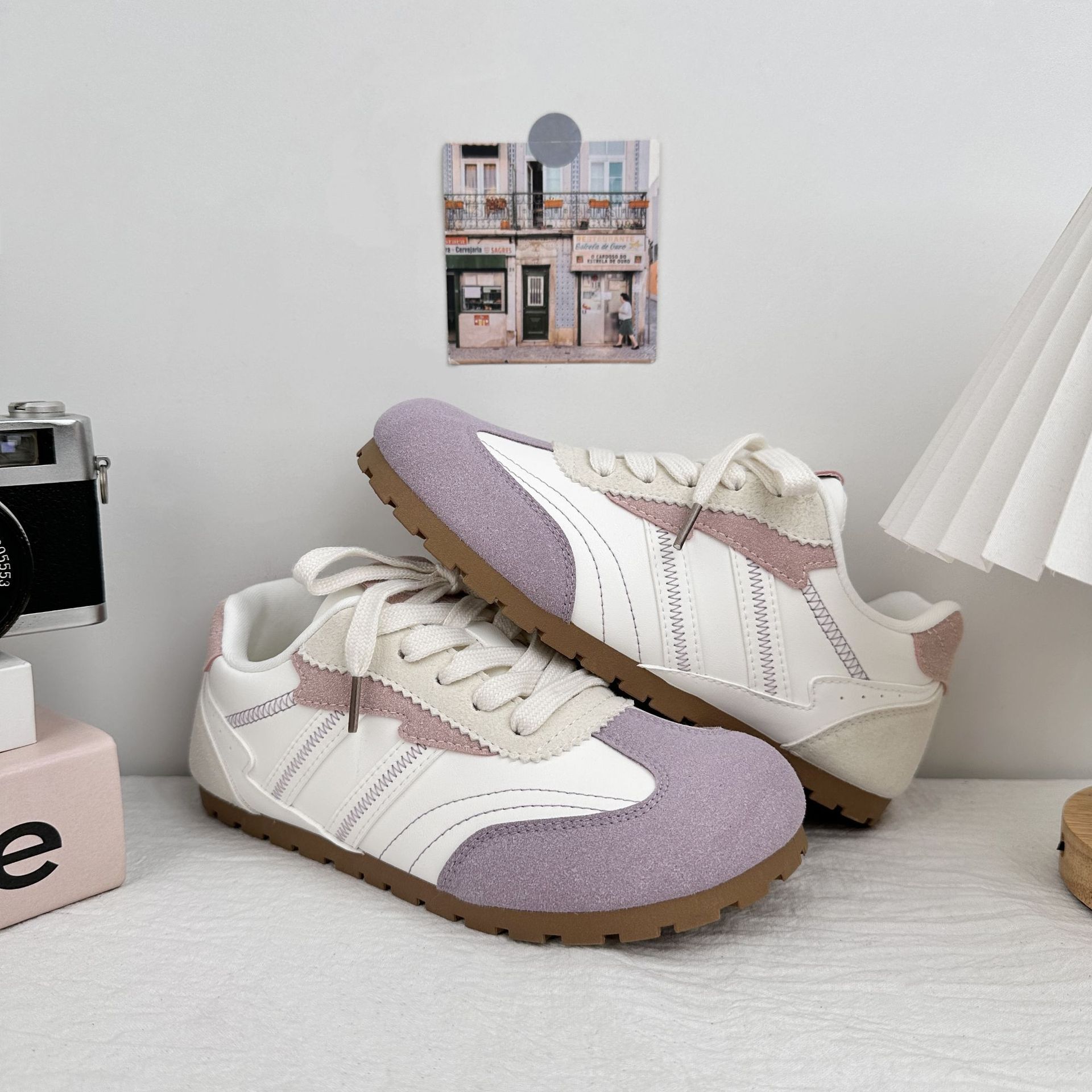 Zapatos de entrenamiento de mujeres Yuan Bo De2025 verano nuevo estilo explosivo con falda, zapatos casuales de suela blanda, zapatos blancos pequeños