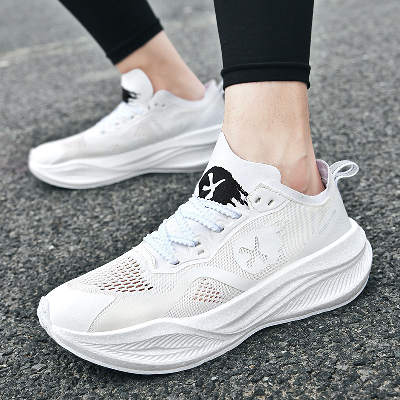 Zapatos deportivos de otoño para parejas, malla, transpirable y cómoda, aumento bajo, color a juego, zapatos de hombre para correr y viajar todos los días