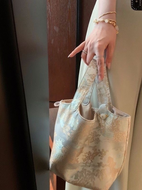 女性のための新しい中国風の脇の下バッグ 2024 夏刺繍ニッチハイエンドシングルショルダーハンドバッグ|undefined