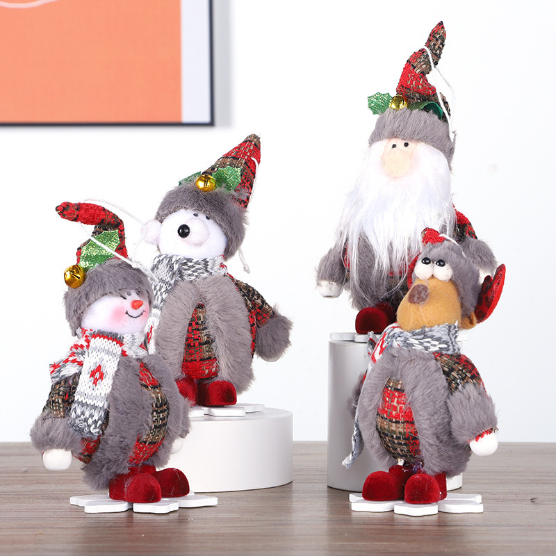 新しいクリスマス装飾品は立体的にマント風を着てサンタクロースがクリスマスツリーを飾ってクリスマスの鈴を飾っている|undefined