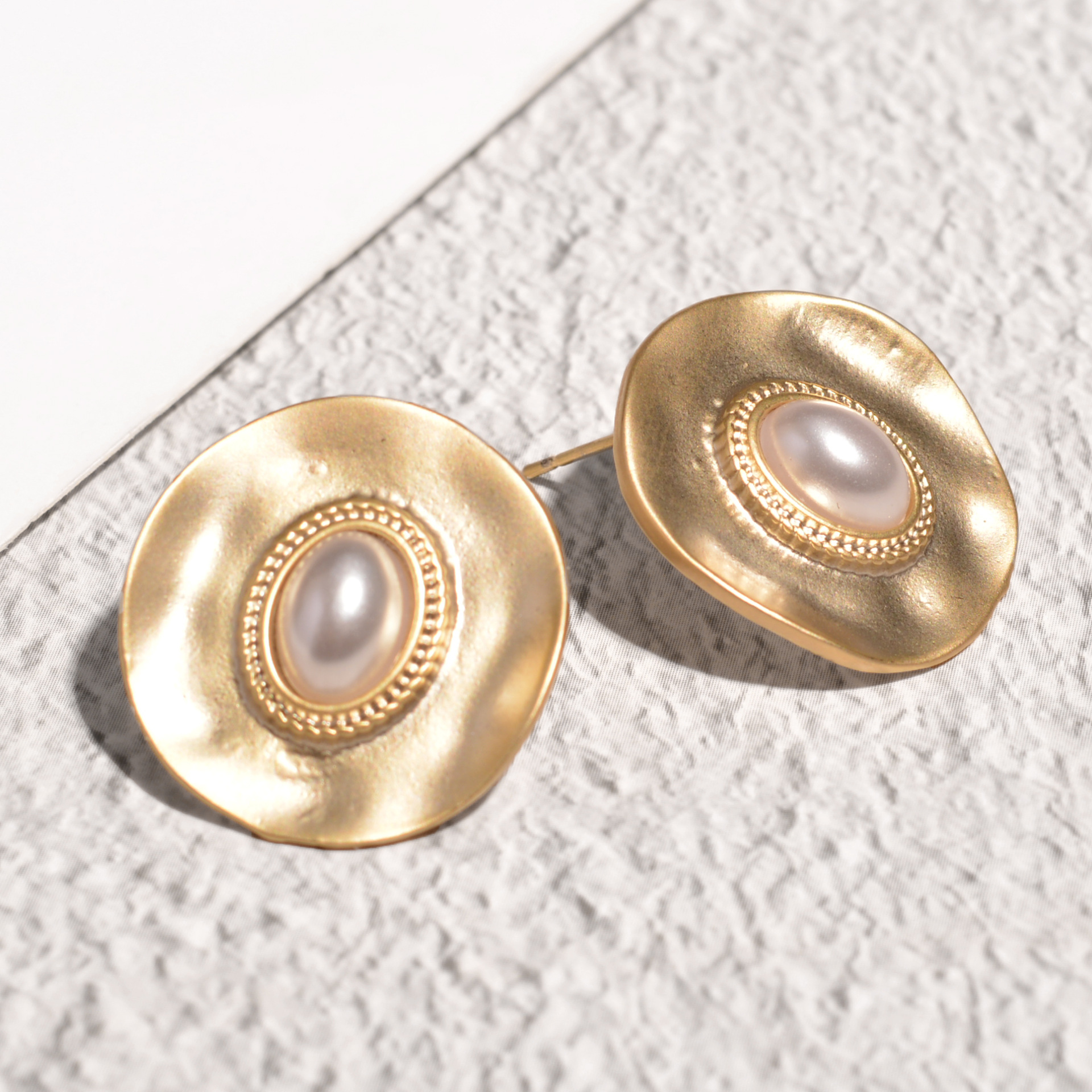 Palace Style Retro Metal Pearl Round Earrings display picture 4