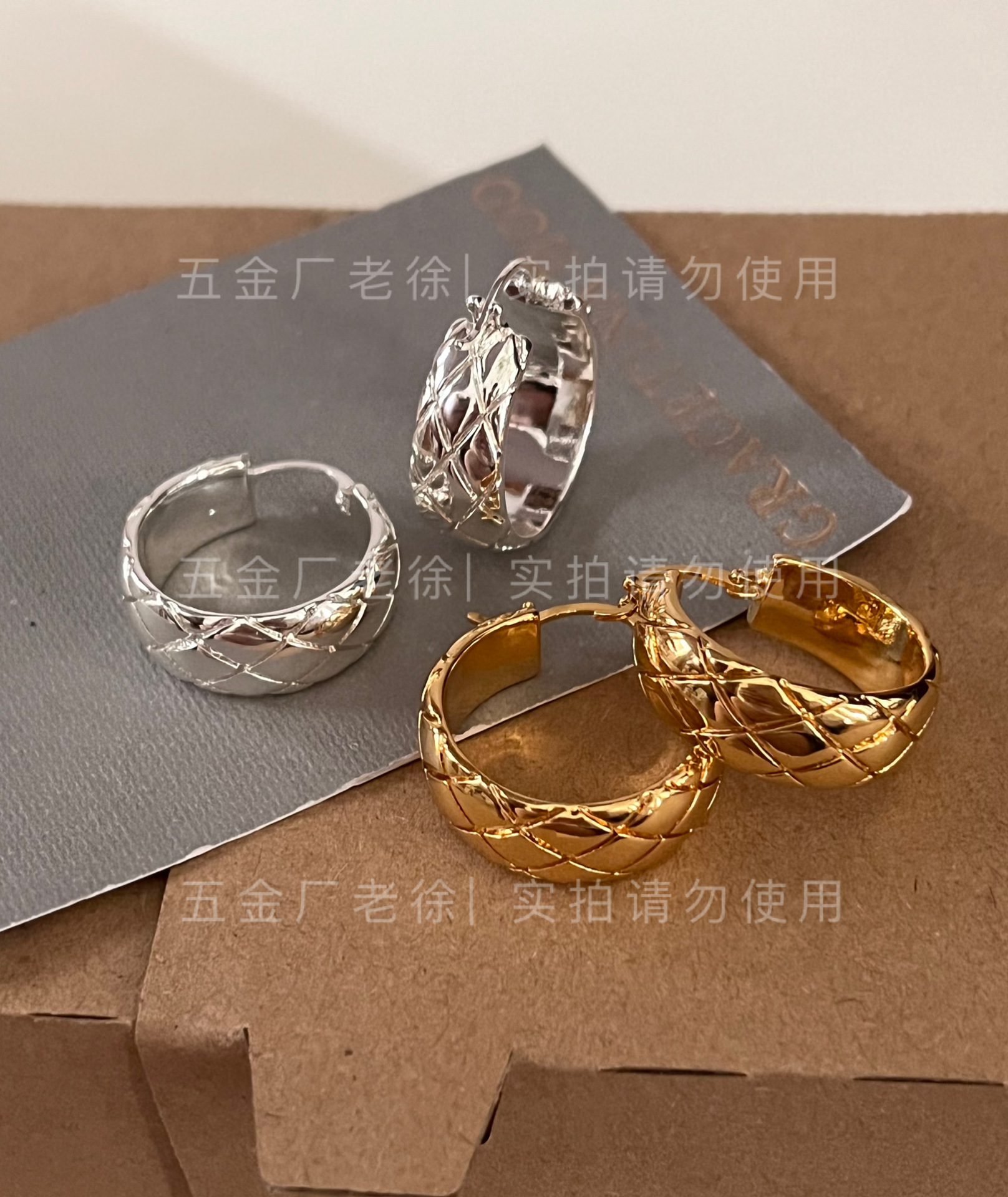 Design universal earrings with diamond pattern