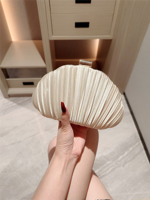 ロマンチックな貝殻バッグの晩餐会バッグの女性の手は花嫁バッグの飲み会のパーティーバッグのショルダーバッグのチェーンバッグをつかんでいます。|undefined
