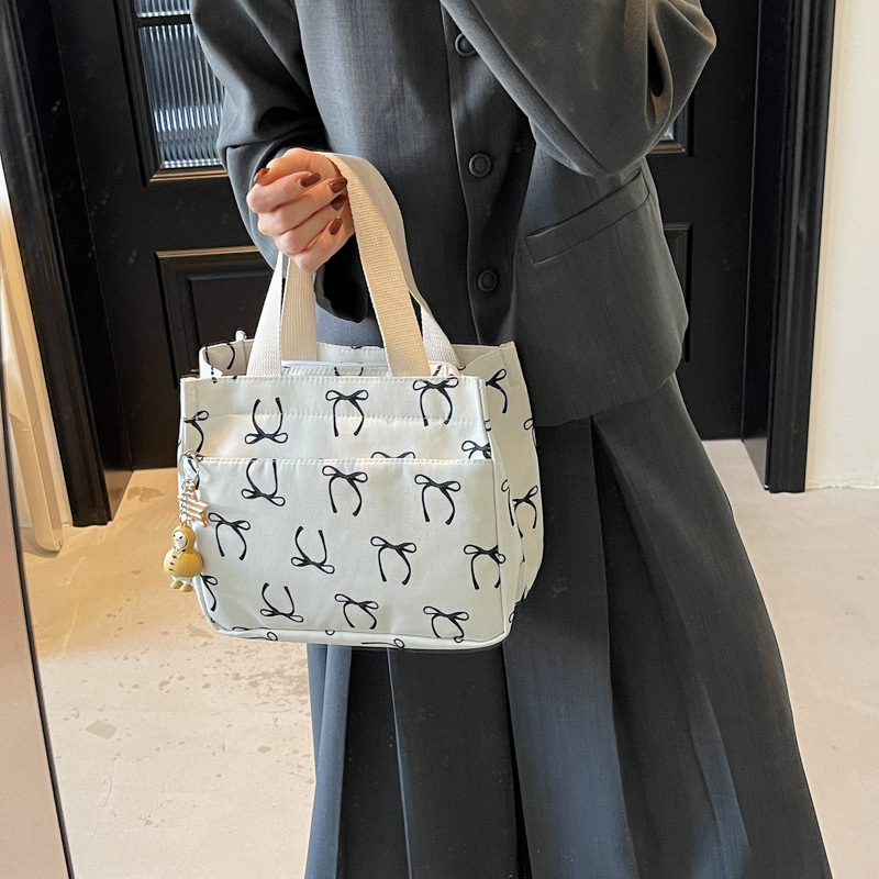 Wholesale fashion bento bag new daily lightweight handbag Korean version high-quality travel and business versatile handbag