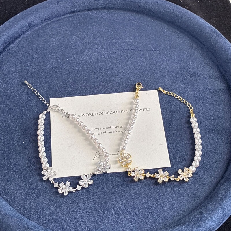 Pearl Flower Bracelet, Light Luxury, Niche, Versatile, Suitable for Commuting, Elegant and High-End Feel, Women's Daily Trendy Accessory, New Fashion Style