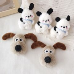 かわいいぬいぐるみはちょうど番手の犬のネットの赤いブローチの髪飾りを恐れています。