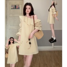 2026新款小个子黄色斜肩条纹连衣裙子女夏季度假风荷叶边露肩短裙