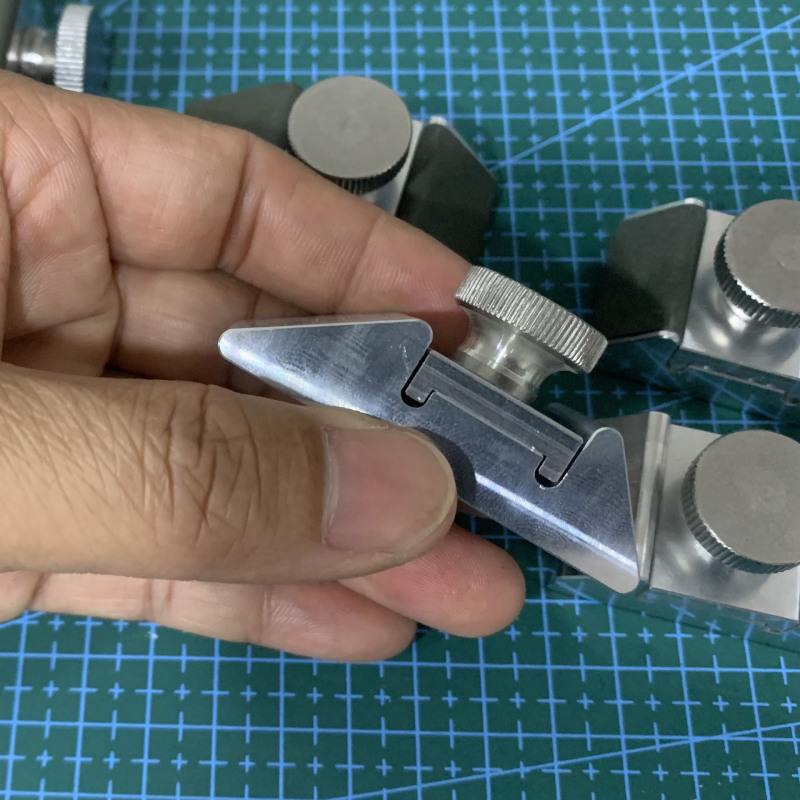 皮の縁を磨いてサンドペーパーの棚のケヤキの砂の紙を磨いて手作りのDIY皮革の皮を挟んで封を整えてサンドペーパーの棚を研磨します。|undefined