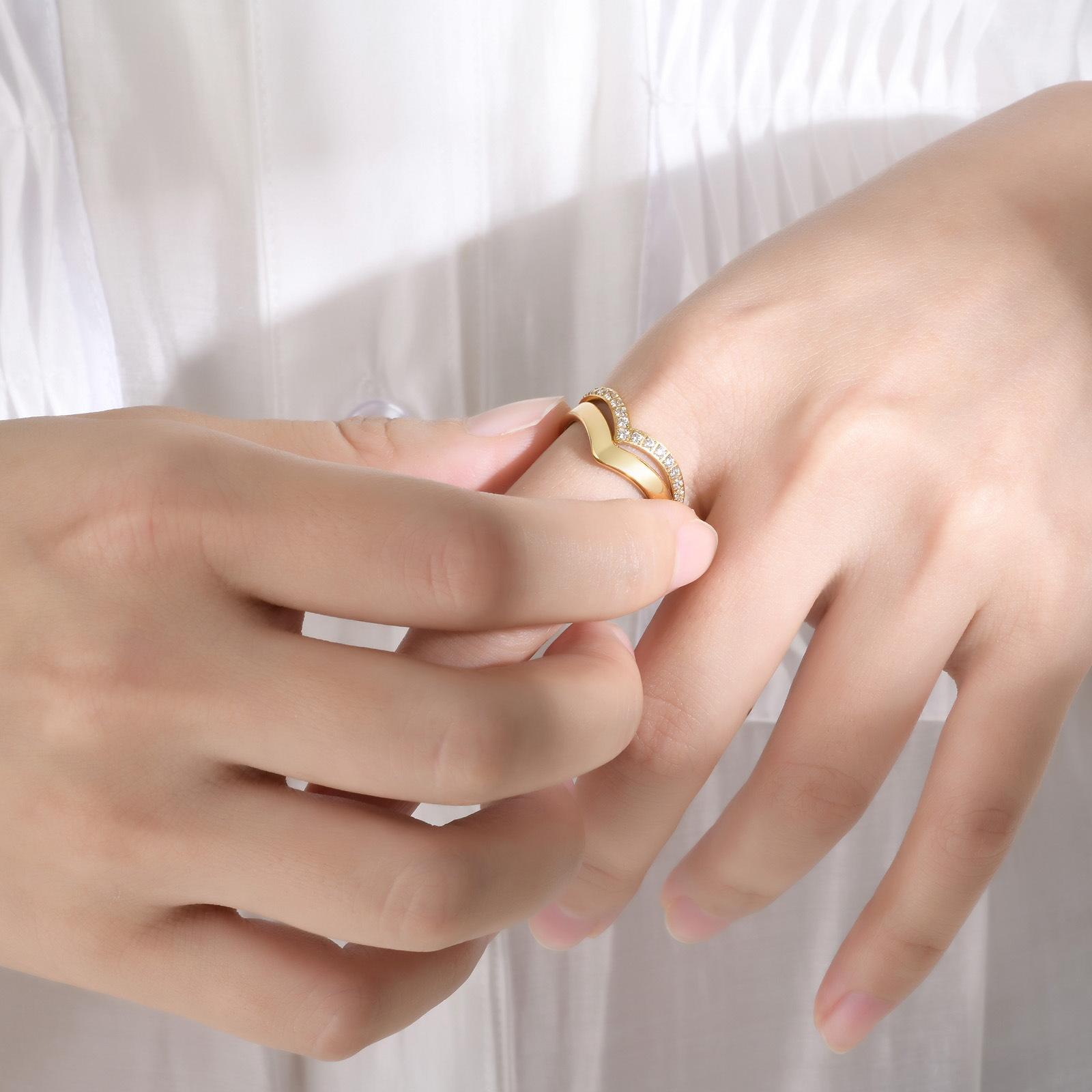 Fashion V Shape Stainless Steel Inlay Zircon Rings 1 Piece