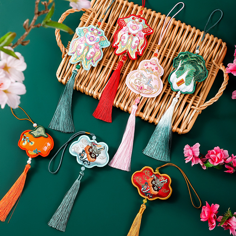 Guochao クリエイティブな小さなギフト刺繍敦煌スタイルの香り袋ペンダント Baicae 金魚ポータブル香り袋中国風の車のペンダント|undefined